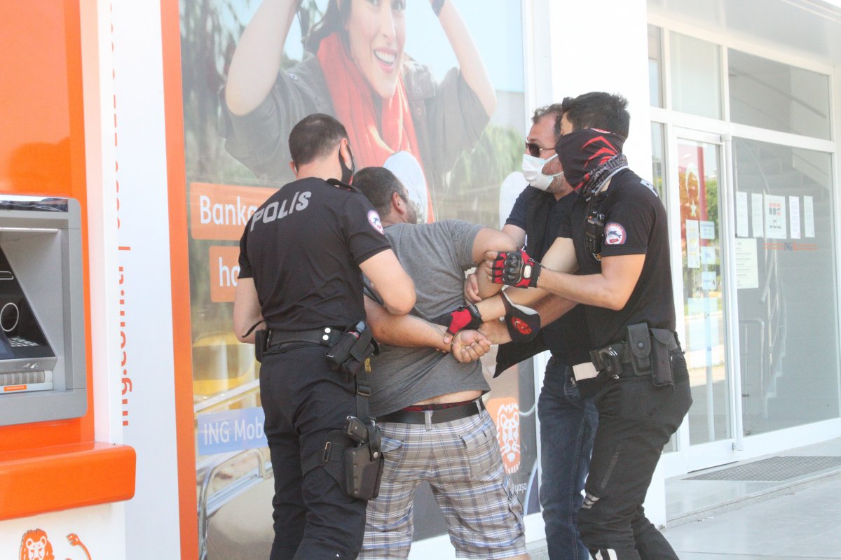 Antalya da polisin üzerine yürüyen şahıs: Savcı akrabam var  #3