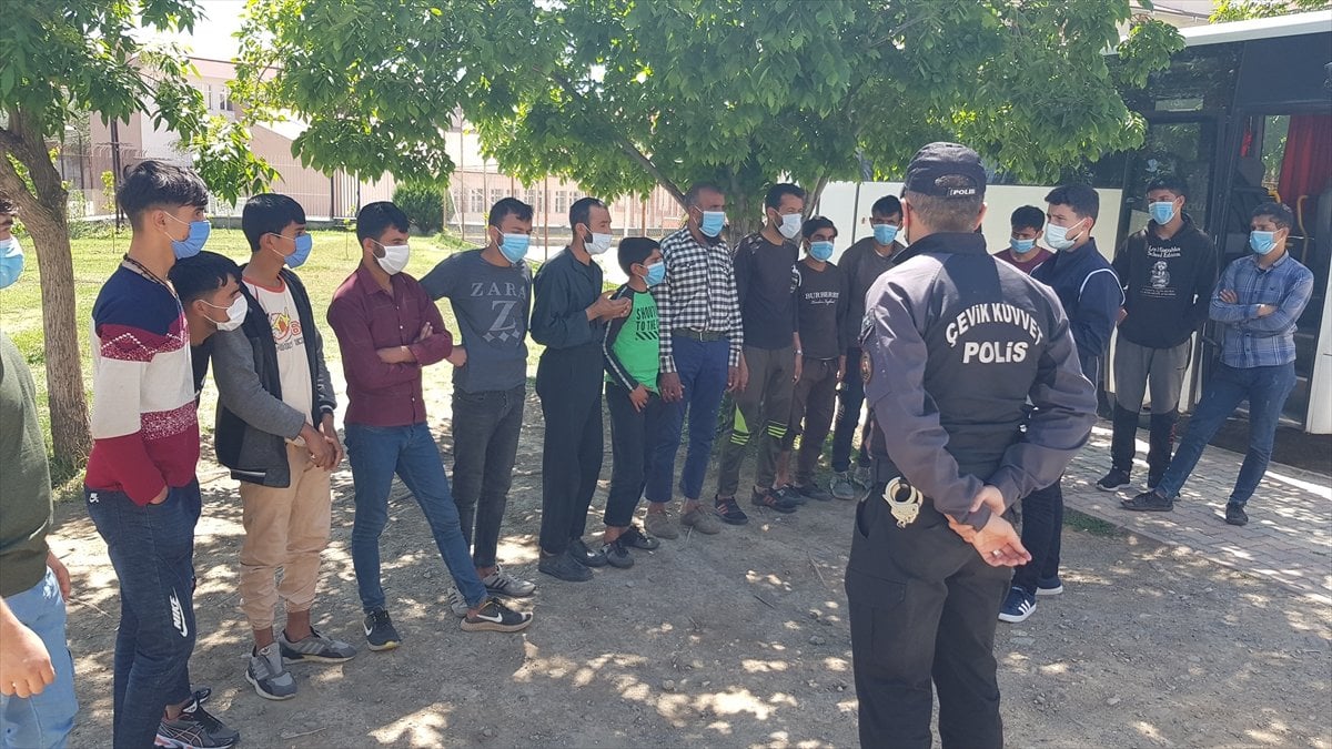 Erzincan da polis 22 göçmeni bagajda yakaladı #1
