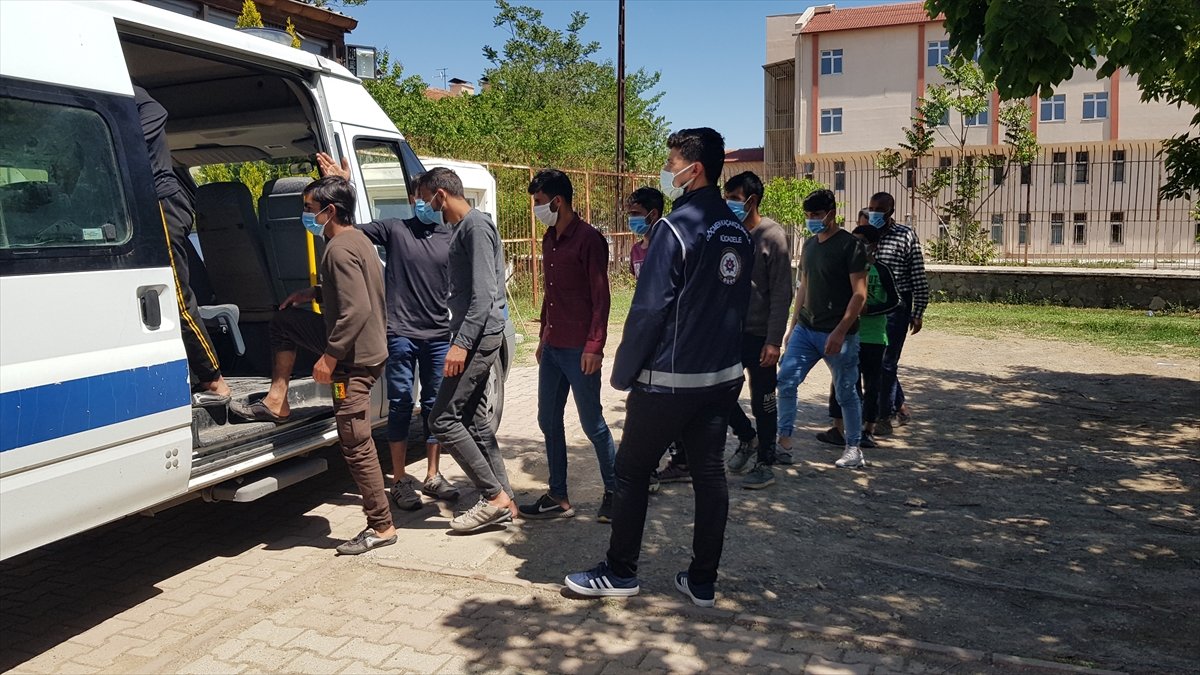 Erzincan da polis 22 göçmeni bagajda yakaladı #3
