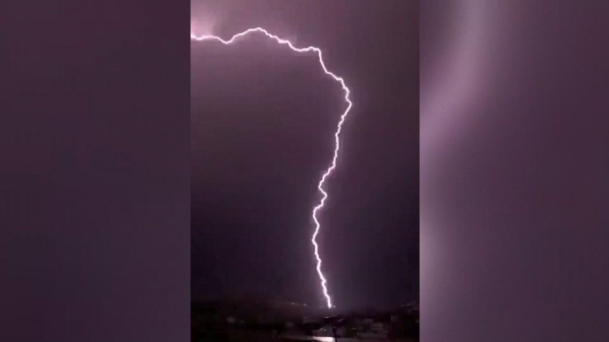 Lightning falling on the mountain in Saudi Arabia shattered the giant ...