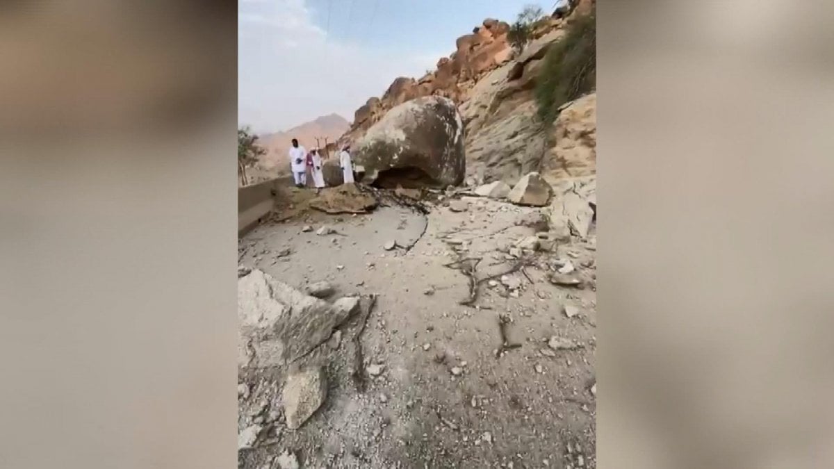 Suudi Arabistan’da dağa düşen yıldırım dev kayalığı parçaladı #4