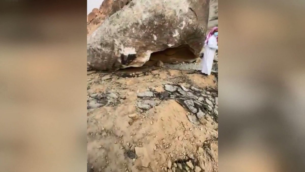 Suudi Arabistan’da dağa düşen yıldırım dev kayalığı parçaladı #3