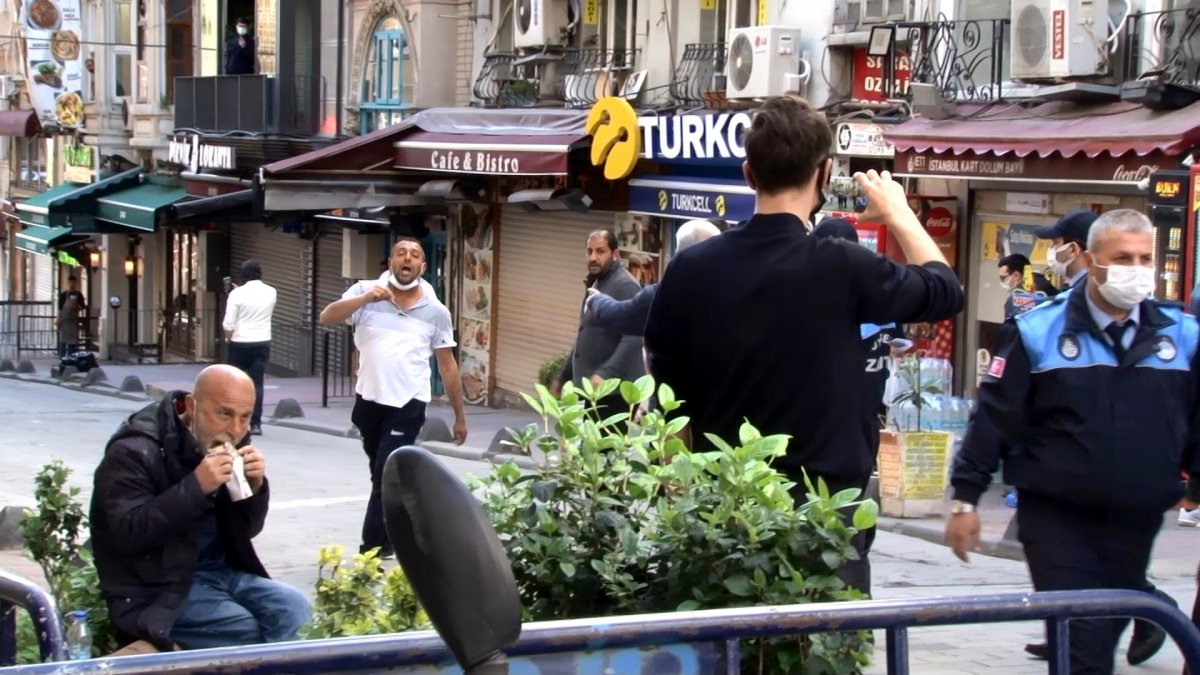 Taksim de seyyar satıcı ile zabıtalar arasında arbede  #3
