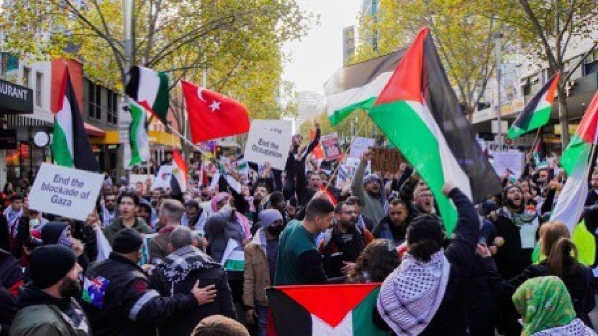 Thousands gather for Palestinians in Australia