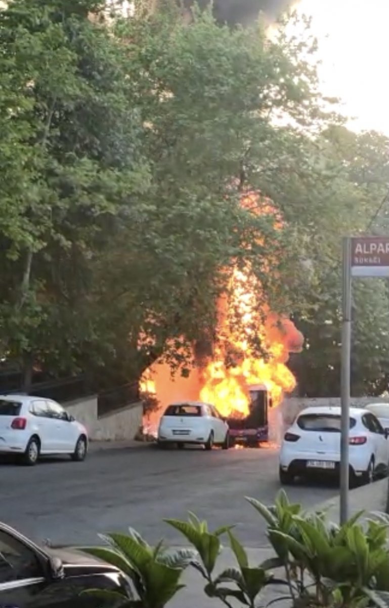 Sarıyer’de park halinde bulunan İETT otobüsü yandı  #1