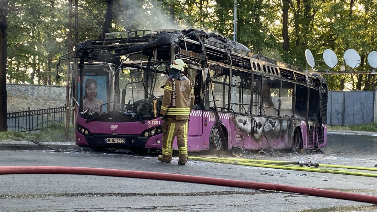 Sarıyer’de park halinde bulunan İETT otobüsü yandı  #3
