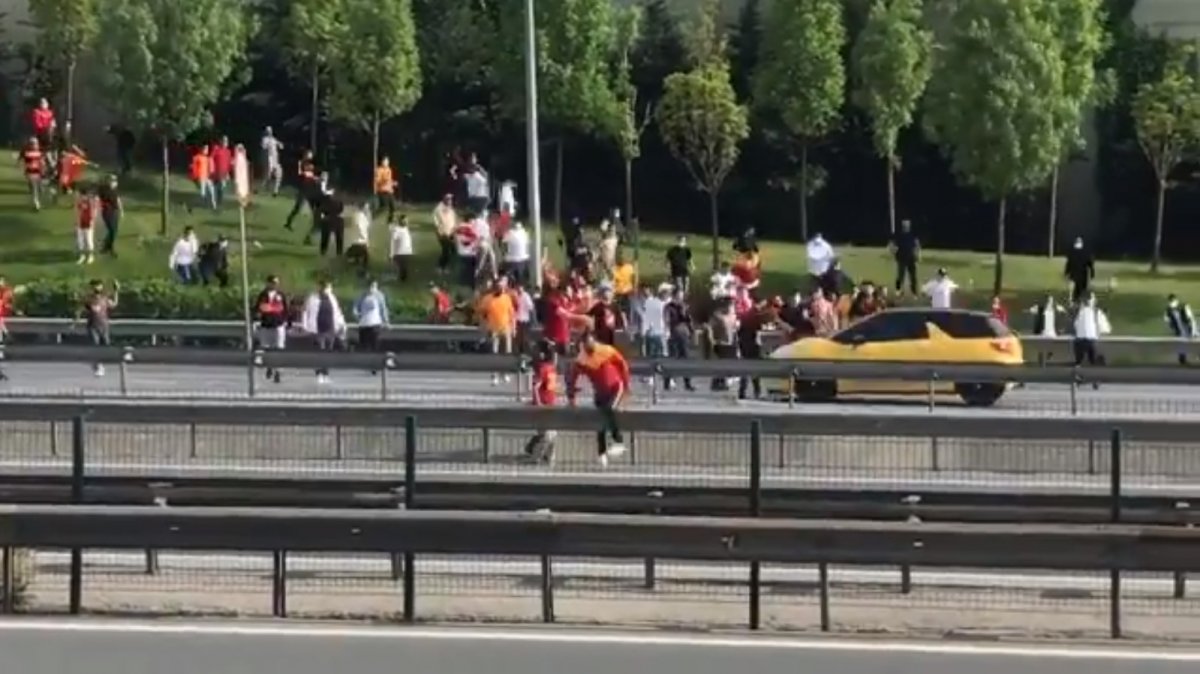 Stada girmeye çalışan Galatasaray taraftarına polis müdahale etti #2