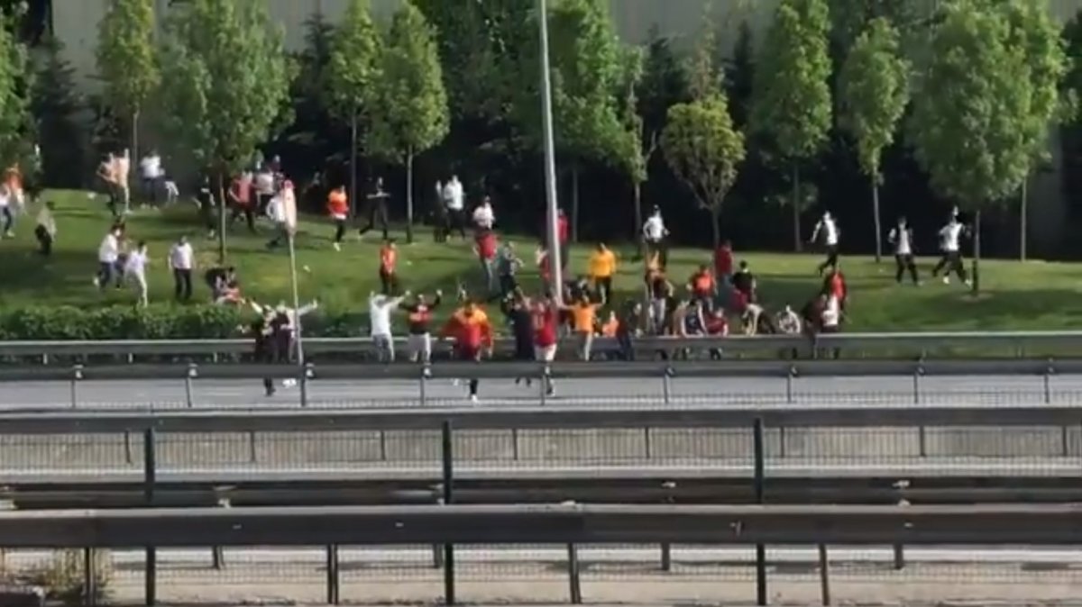 Stada girmeye çalışan Galatasaray taraftarına polis müdahale etti #1