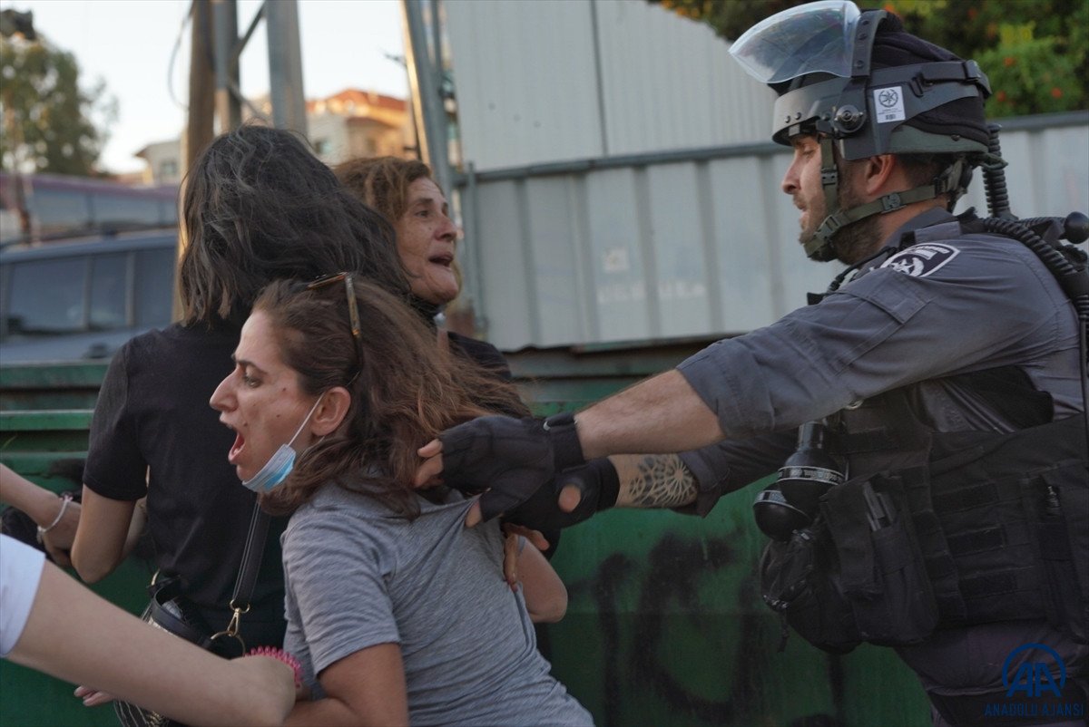 İsrail polisi, Filistinli kadınları darbetti, birinin başörtüsünü çıkardı #3