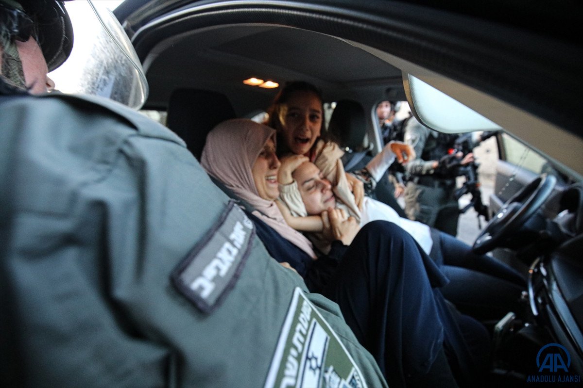 İsrail polisi, Filistinli kadınları darbetti, birinin başörtüsünü çıkardı #1