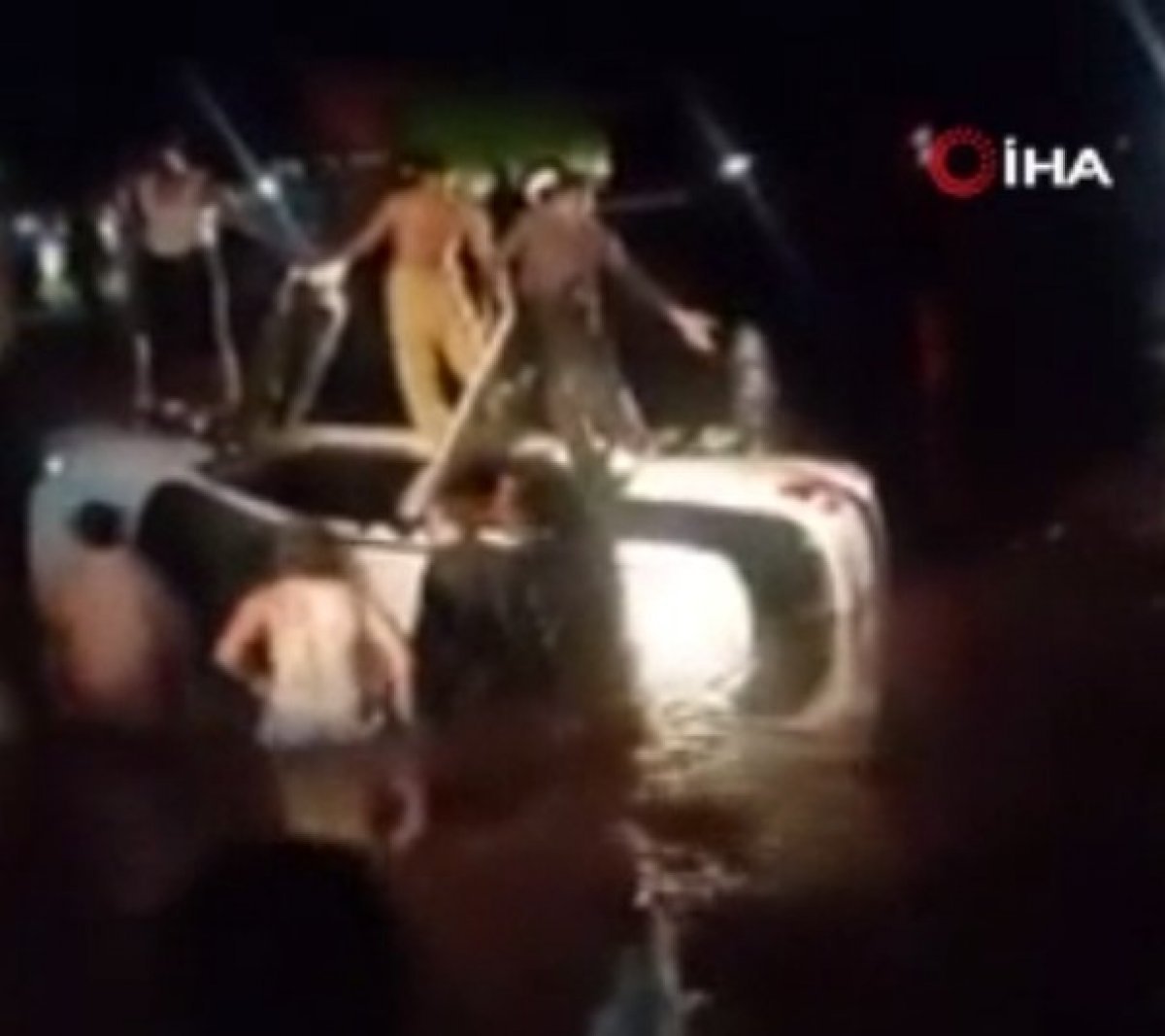 Vehicle flew into canal in Pakistan: 11 dead #2
