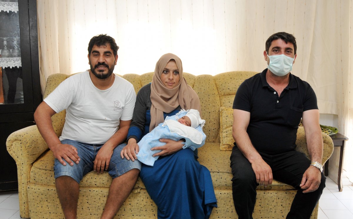 Antalya da Suriyeli kadın takside doğurdu #2