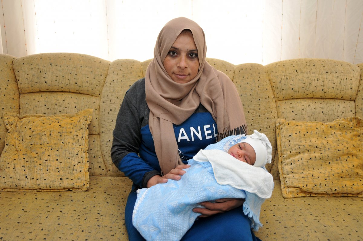 Antalya da Suriyeli kadın takside doğurdu #4