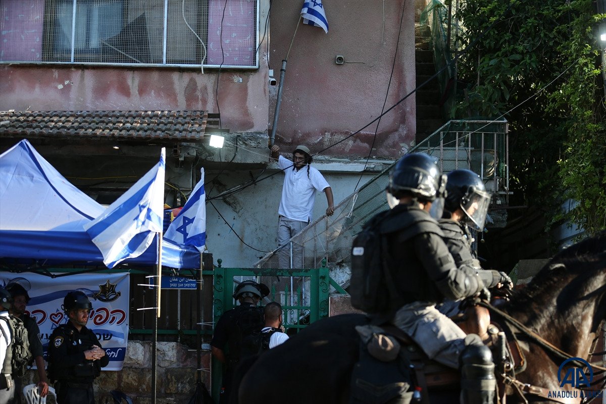 İsrail polisi, Filistinli kadınları darbetti, birinin başörtüsünü çıkardı #7