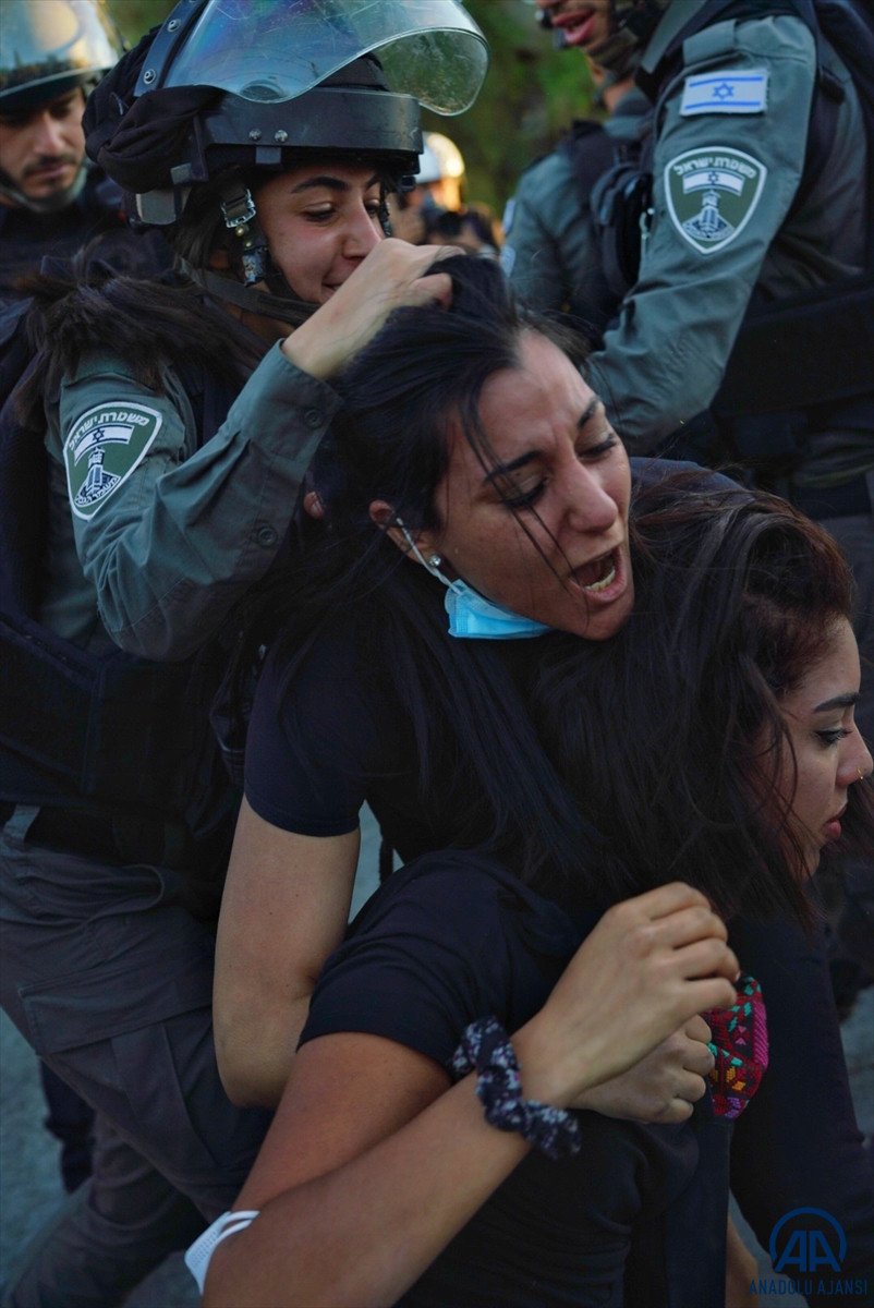 İsrail polisi, Filistinli kadınları darbetti, birinin başörtüsünü çıkardı #9