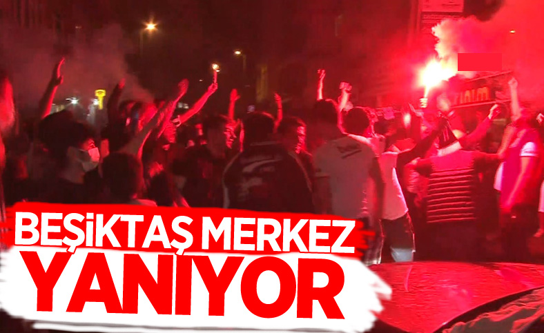 Beşiktaş taraftarı şampiyonluğu Çarşı'da kutladı