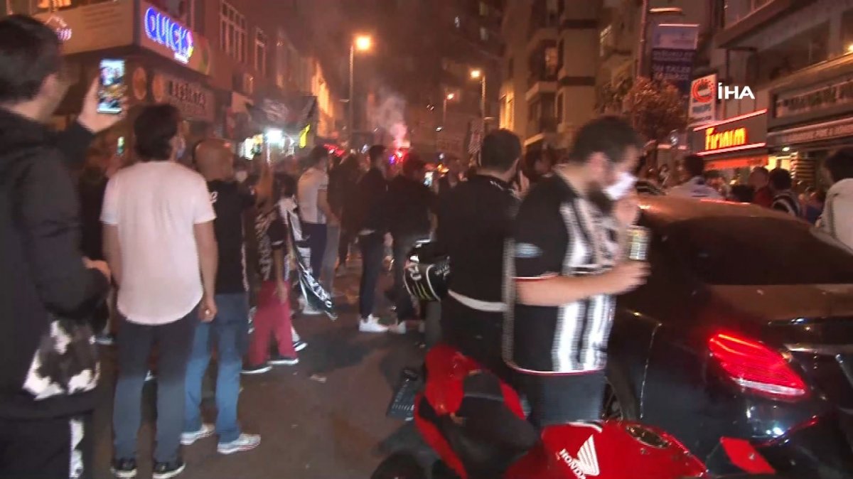 Beşiktaş taraftarı şampiyonluğu Çarşı da kutladı #2