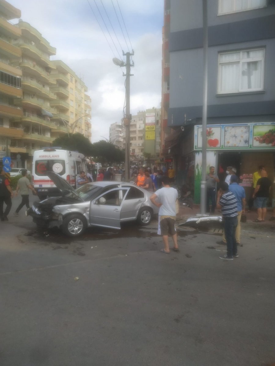 Mersin’de kaza: Otomobil çiçek dükkanına girdi #1