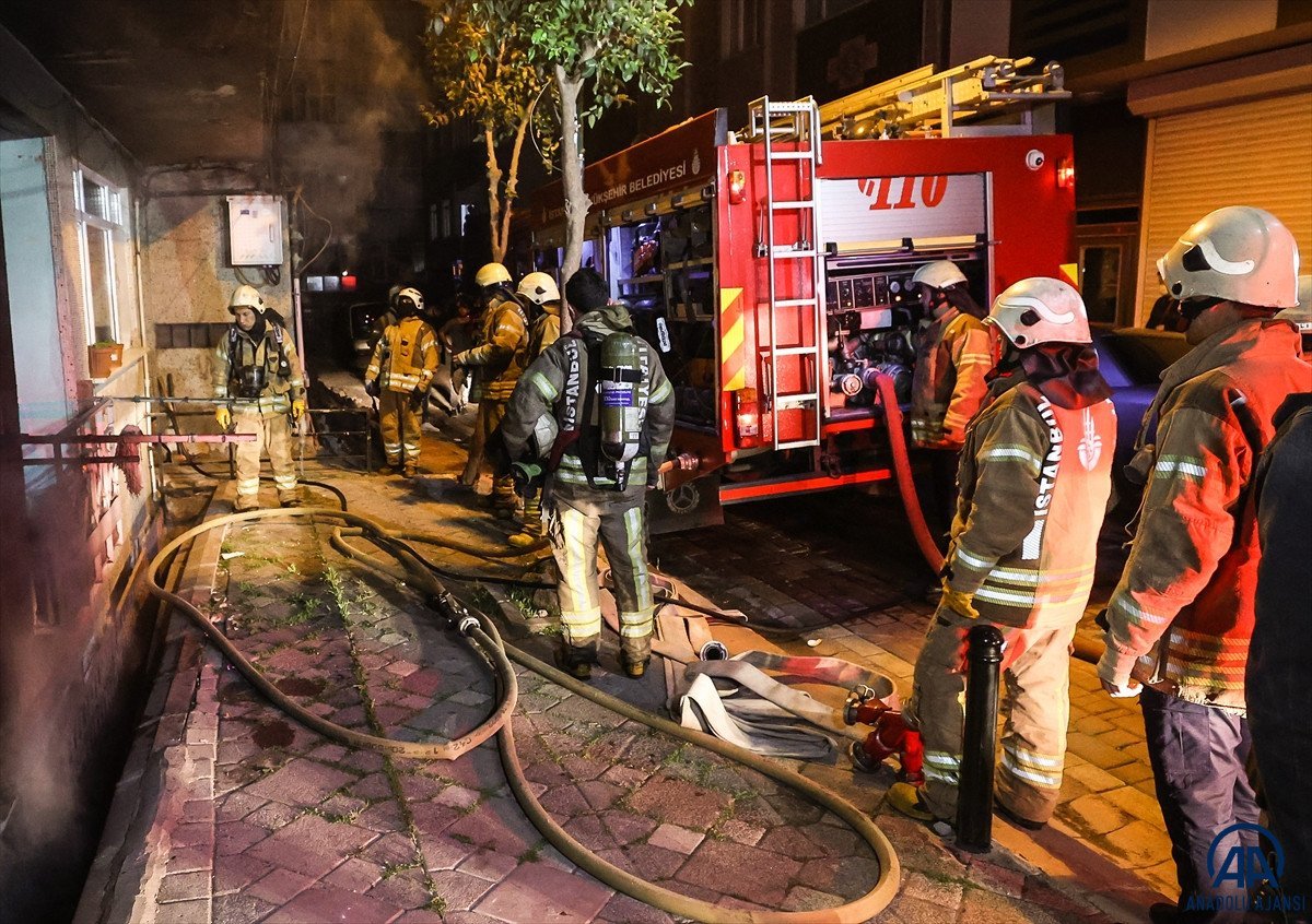 Zeytinburnu nda yangın: 10 kişi kurtarıldı #4