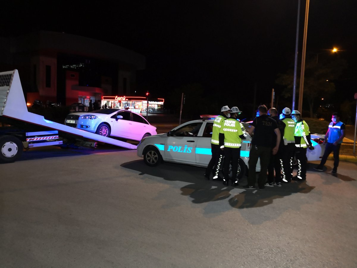 Aksaray da kısıtlamayı ihlal eden alkollü sürücüden polis ekiplerine hakaret #2