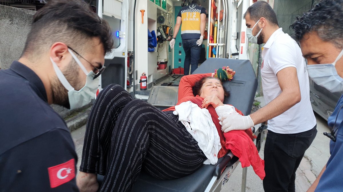 Adana da oğlu tarafından bıçaklanan kadın yaralandı #2