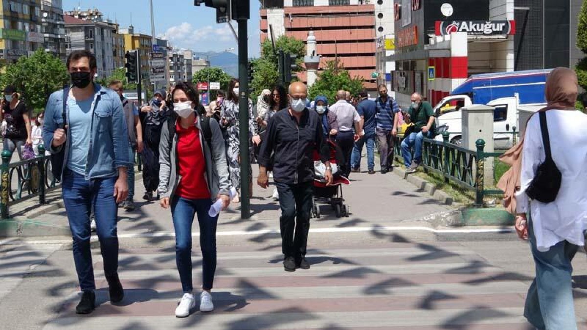 Bursalılar tam kapanmanın ardından caddeleri doldurdu  #1