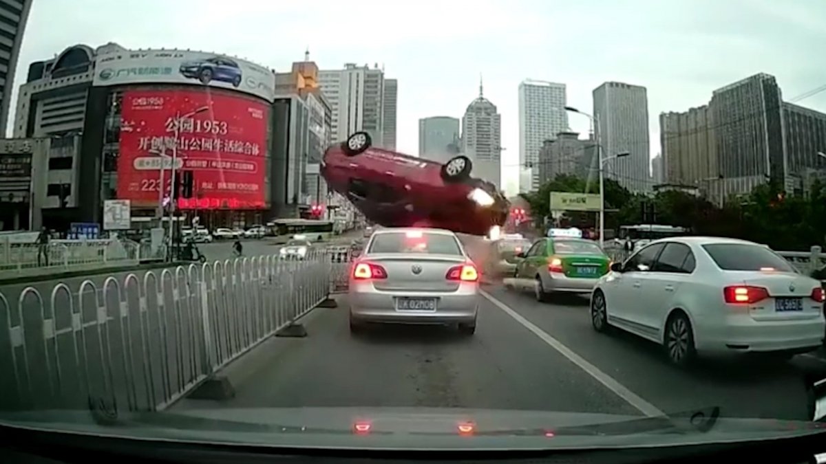 Çin de kaza yapan sürücü, araçların üzerine uçtu #1