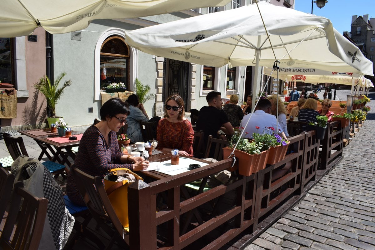 Polonya da kafe ve restoranlar yeniden açıldı #4