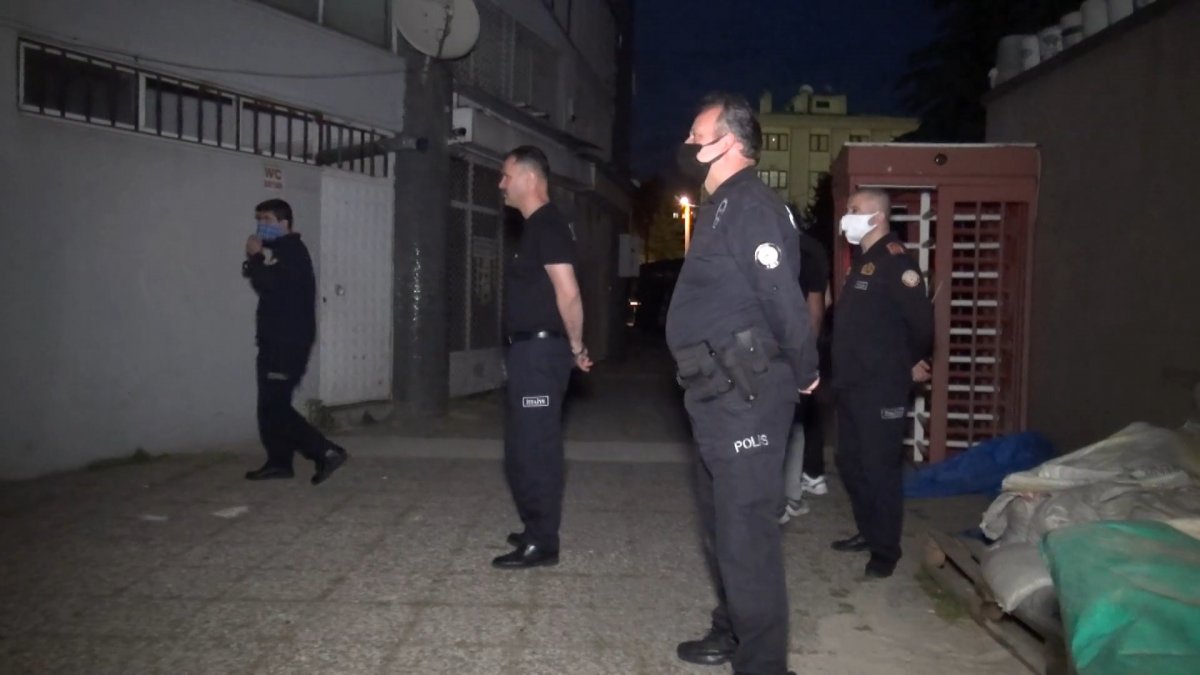 Bursa’da, tuvaletin turnikeli kapısında mahsur kaldı #4