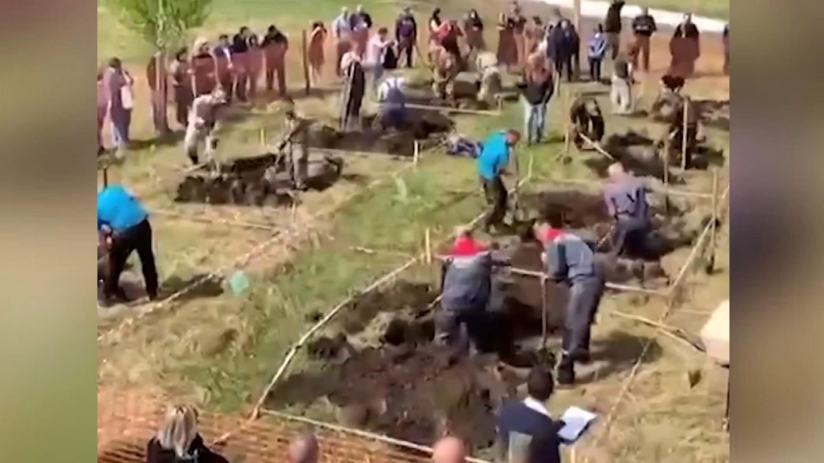 Grave-digging competition in Russia #2