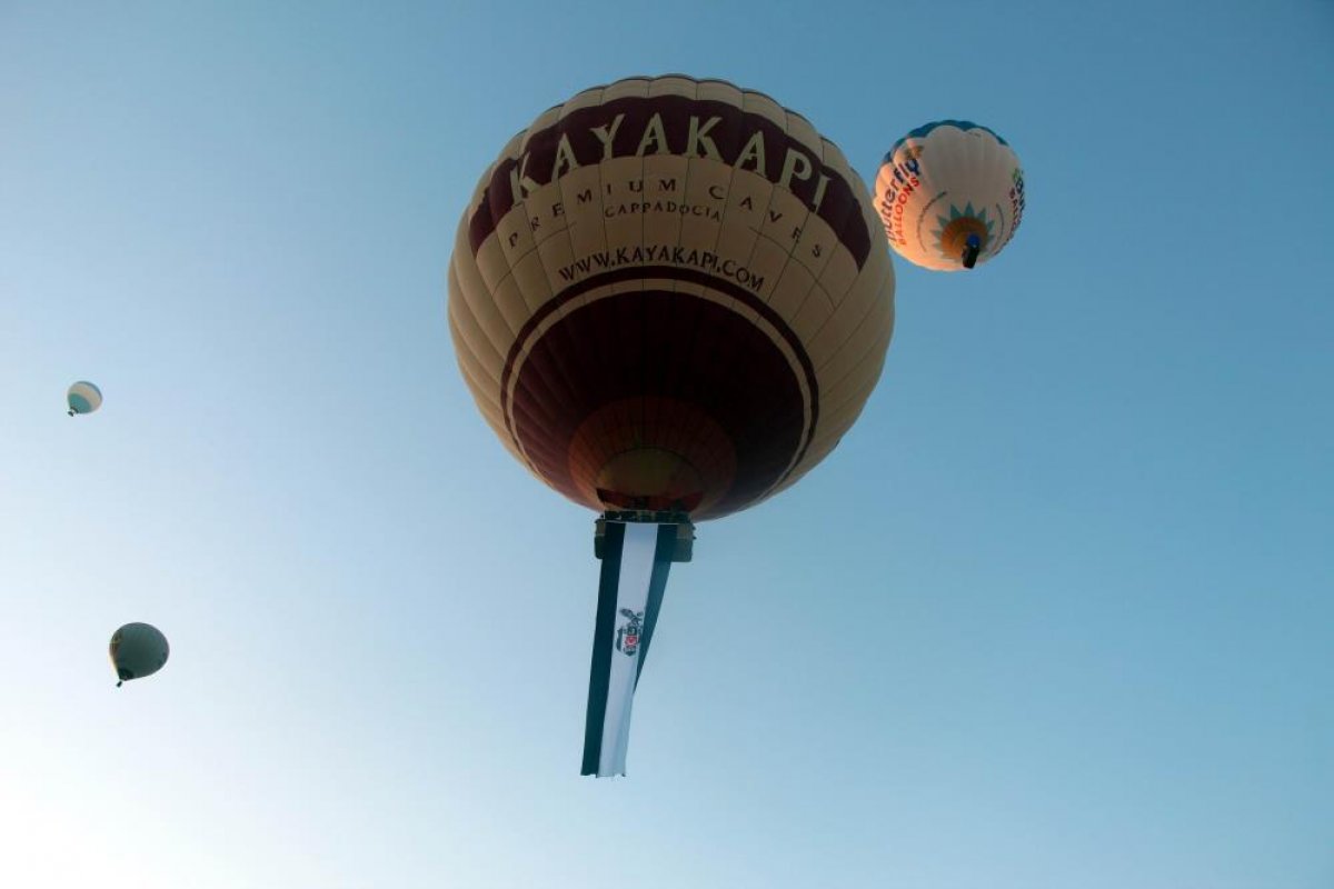Şampiyonluk kutlanıyor: Kapadokya da balonlar  Beşiktaş  bayrakları ile havalandı #1