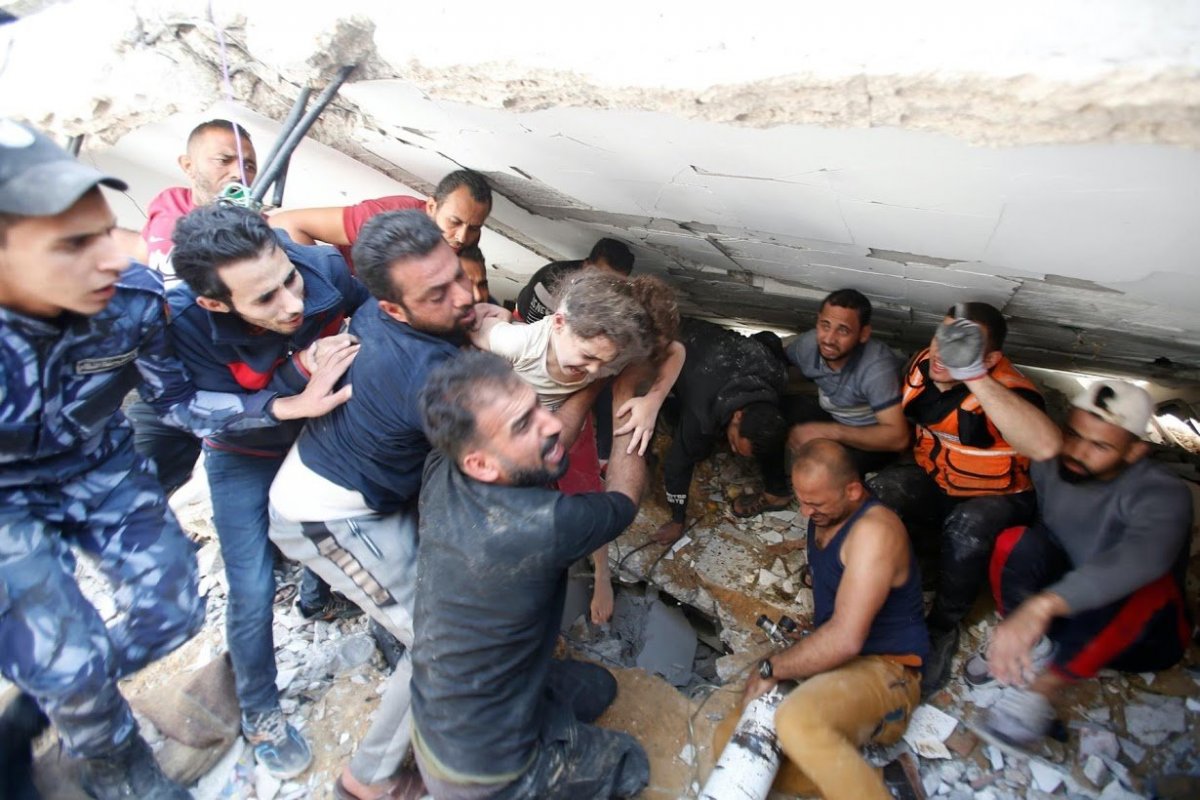 The little girl whose house was destroyed by Israel's bomb was pulled out of the rubble 7 hours later #1