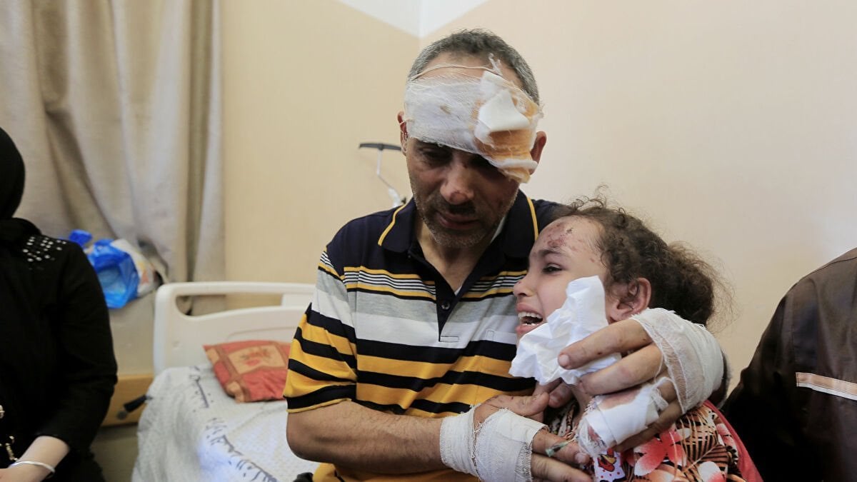 İsrail in bombasıyla evi yıkılan küçük kız 7 saat sonra enkazdan çıkarıldı #2