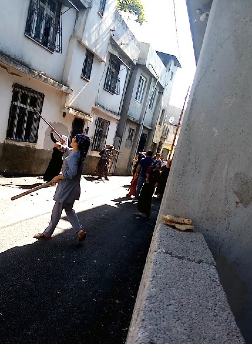 Adana’da babalarının kaçırıldığını öne sürüp, eve saldırdılar #4