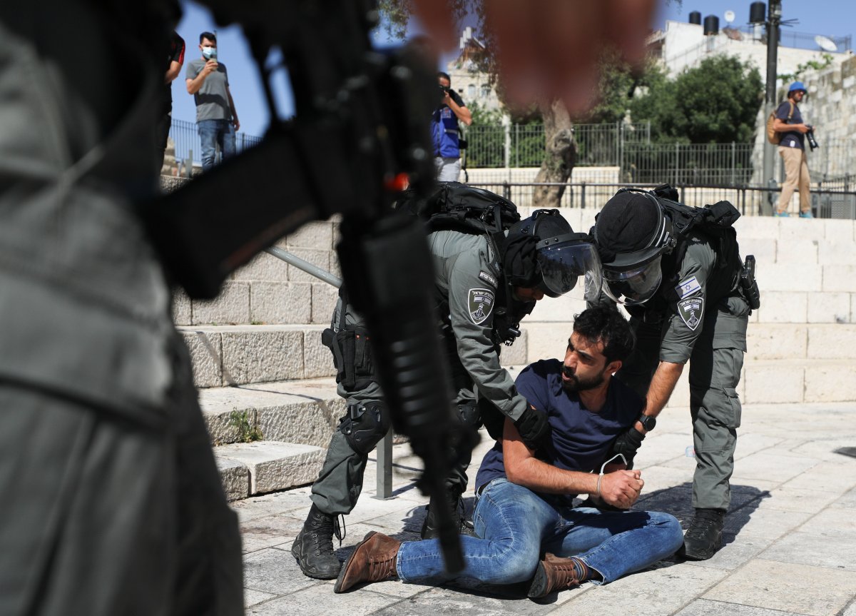 İsrail polisi, Şam Kapısı nda toplanan Filistinlilere saldırdı #2