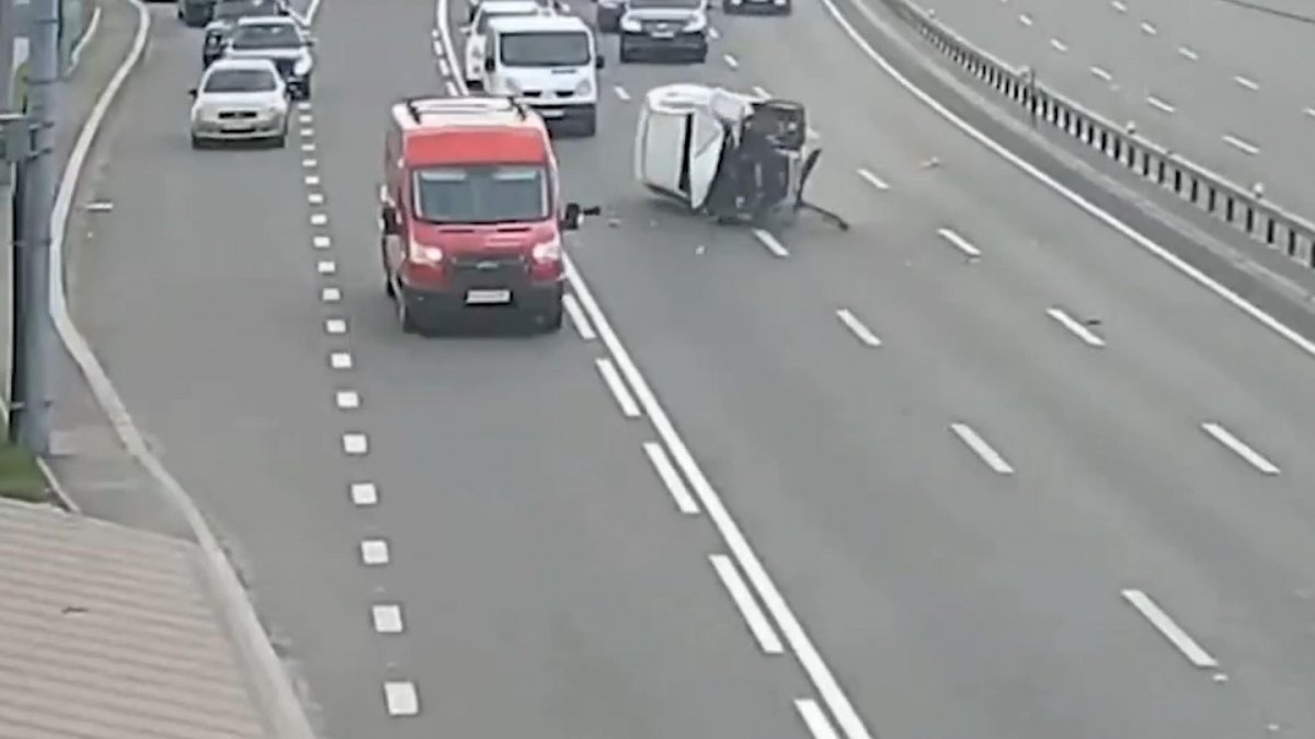 Drunk driver in Ukraine caught in broken trolleybus wire #3