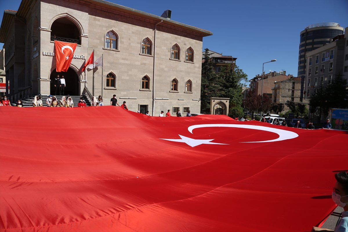 Nevşehir Kalesi’nde dev Türk bayrağı açıldı #3
