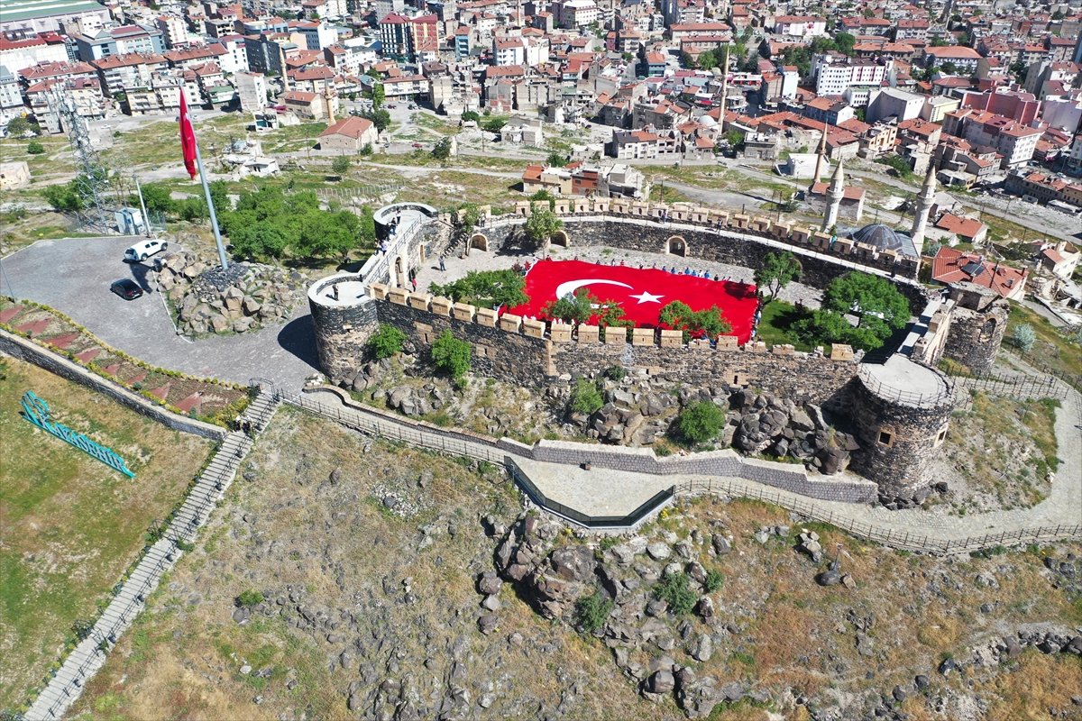 Nevşehir Kalesi’nde dev Türk bayrağı açıldı #2