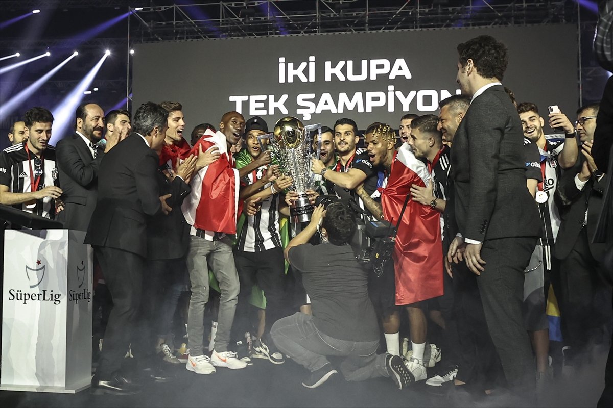 Şampiyon Beşiktaş kupasını aldı #12