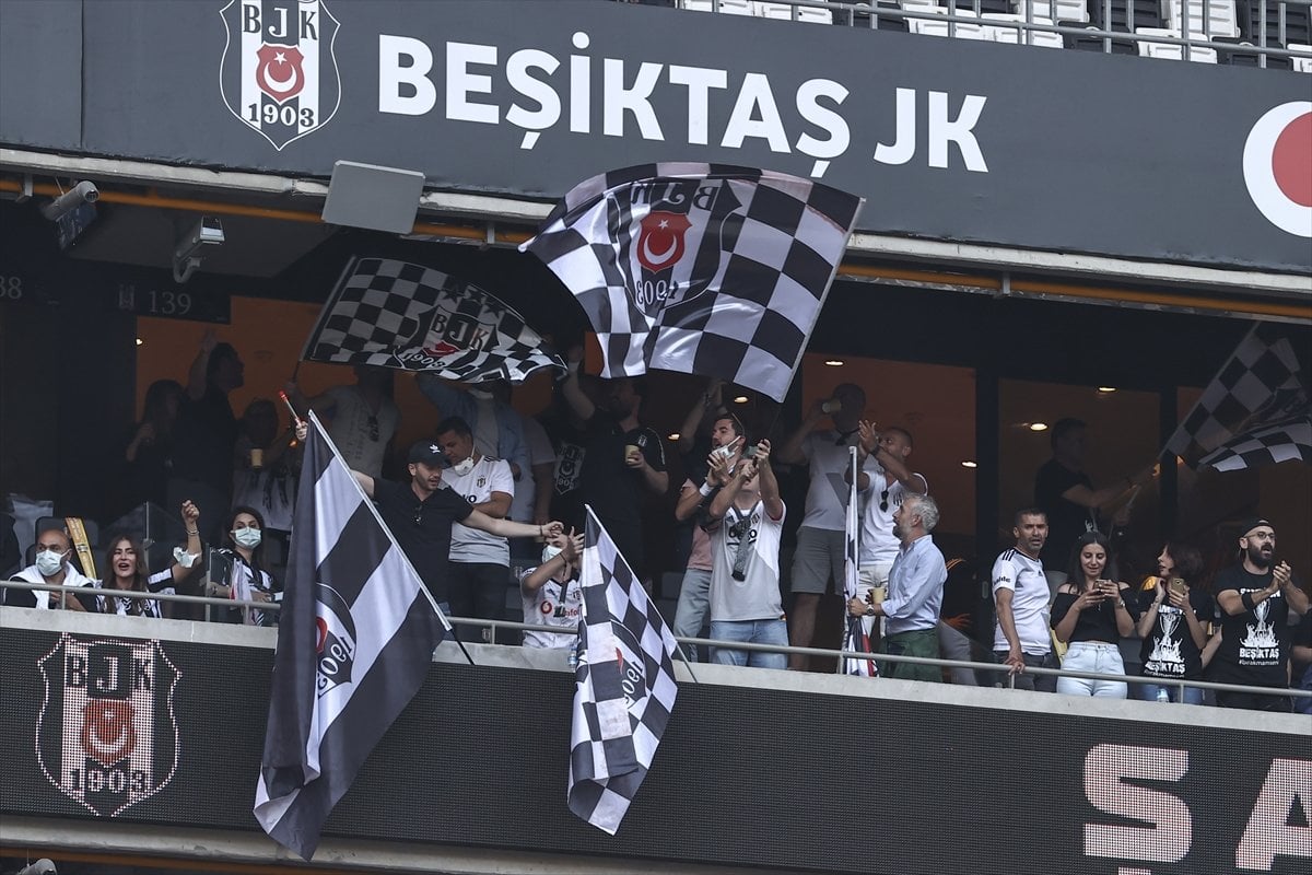 Şampiyon Beşiktaş kupasını aldı #6