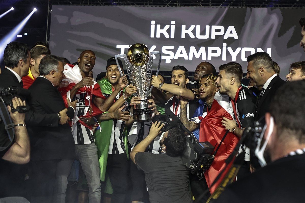 Şampiyon Beşiktaş kupasını aldı #13