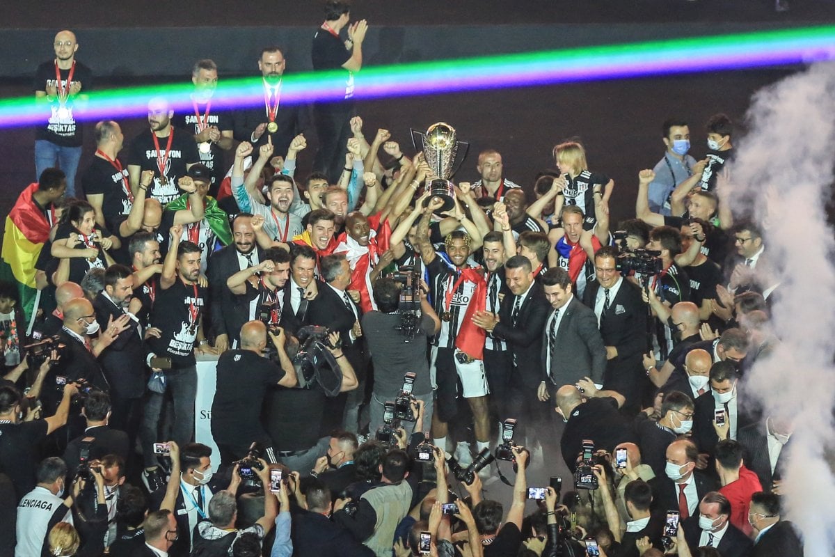 Şampiyon Beşiktaş kupasını aldı #2