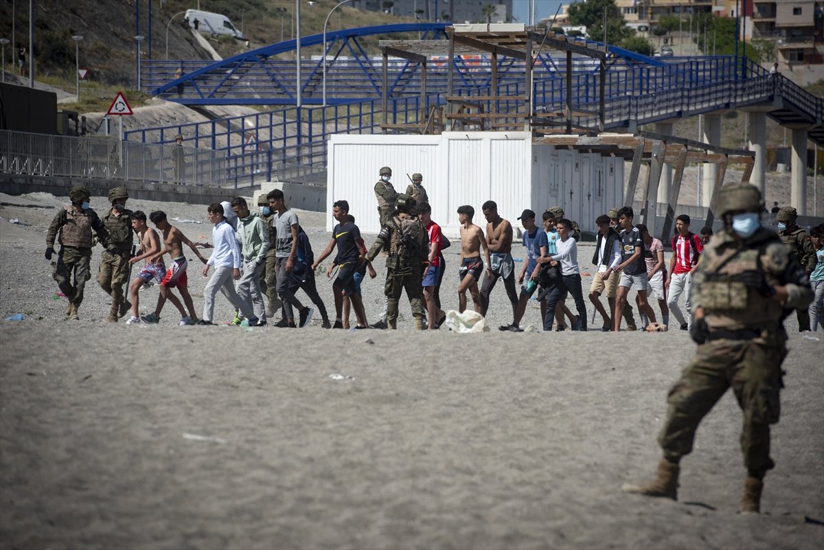 İspanya, Fas tan gelen göçmenleri geri gönderdi #12