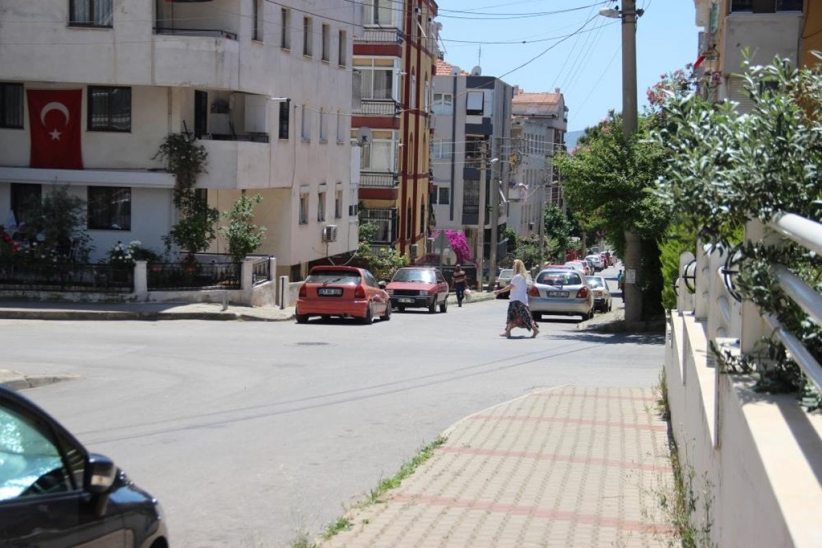 İzmir de kamyonetin çarptığı iki çocuk yola savruldu  #3