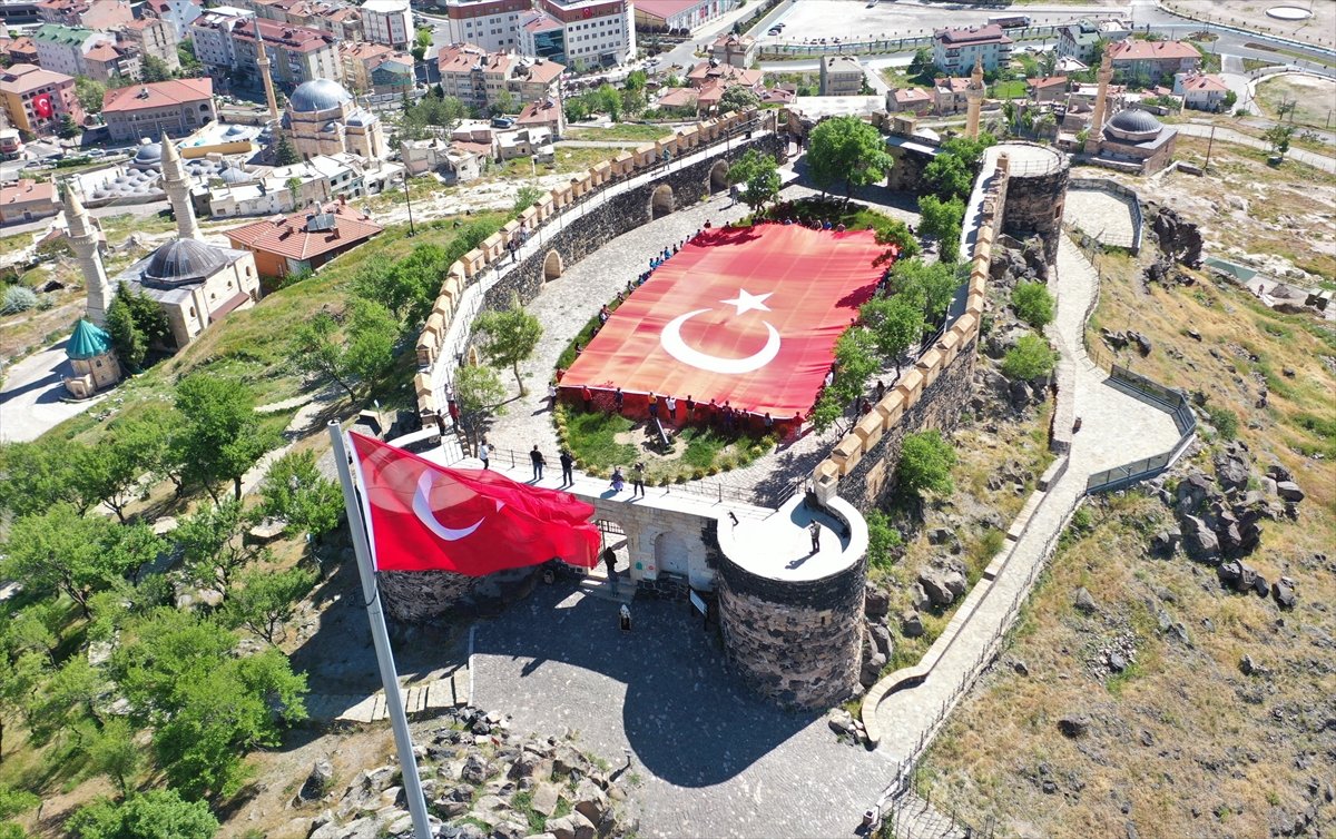 Nevşehir Kalesi’nde dev Türk bayrağı açıldı #1