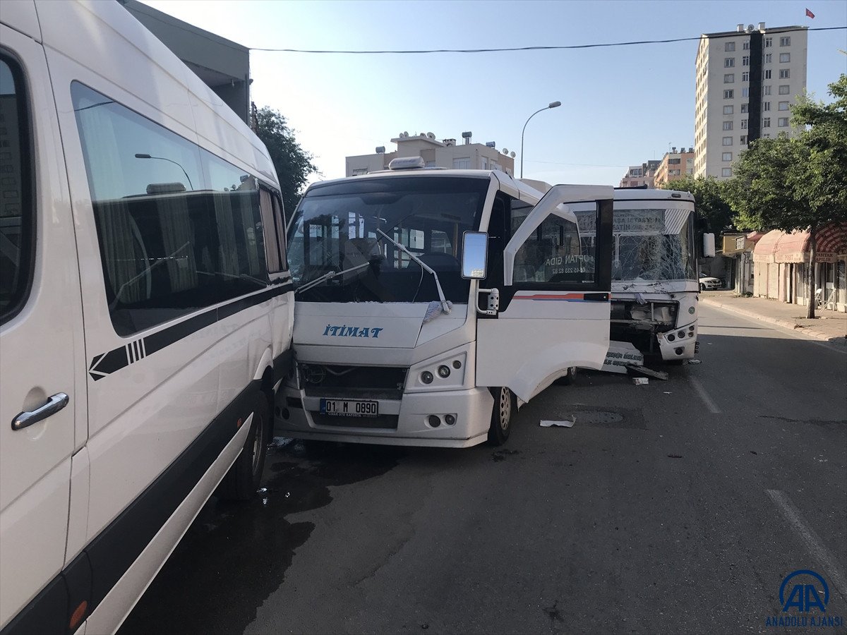 Adana’da zincirleme kaza: Otobüs minibüse çarptı  #2