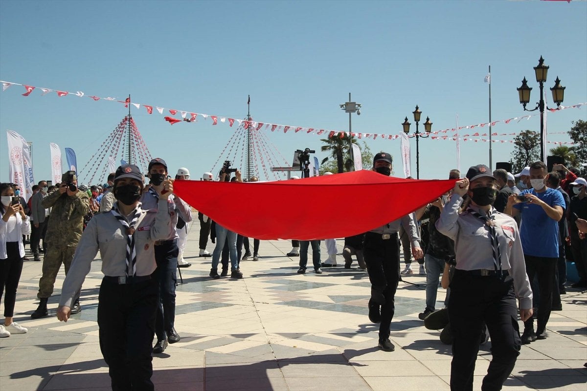 Atatürk ü temsil eden bayrak Samsun da karaya çıkarıldı #4