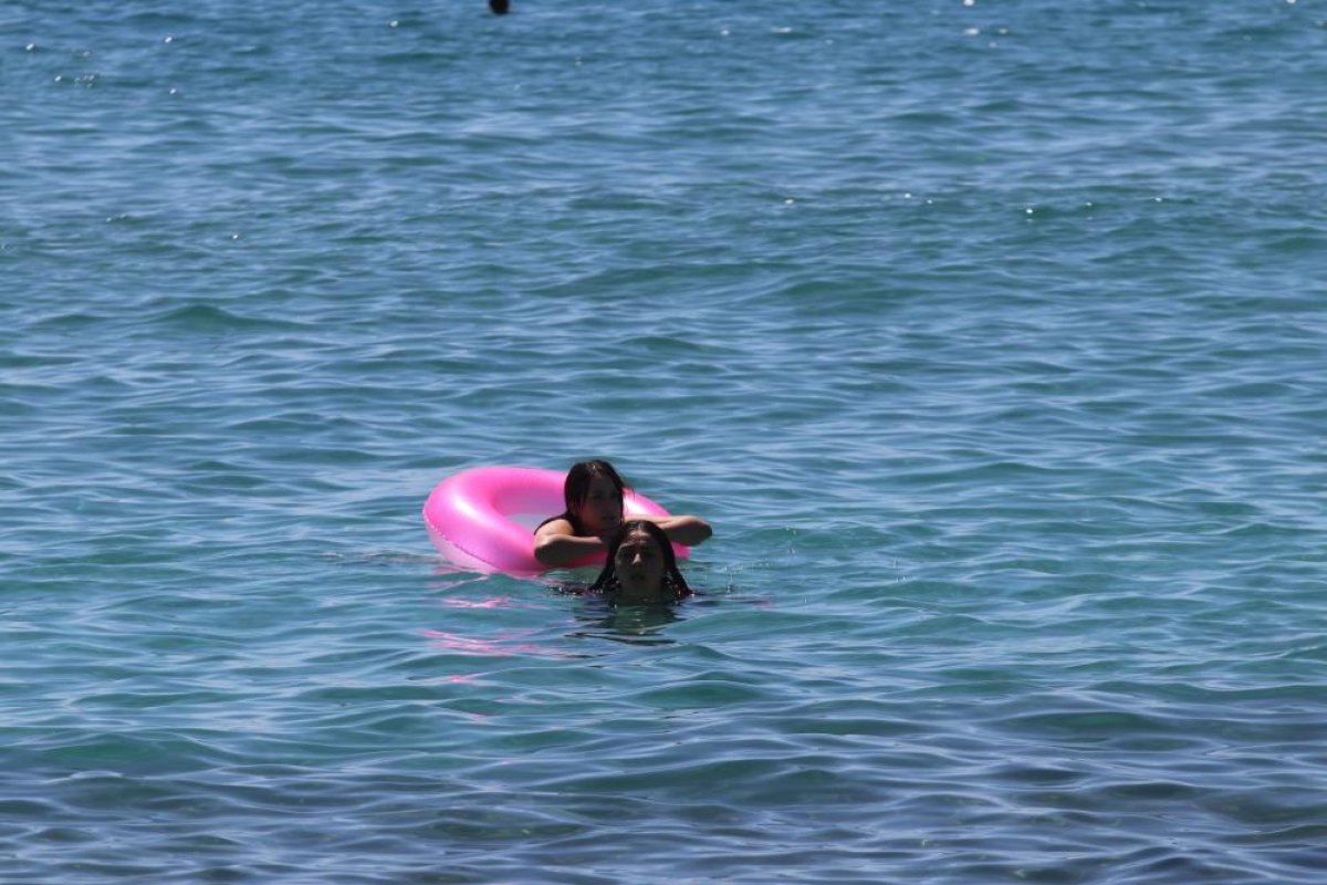 Alanya da yerli ve yabancı turistler plajlara akın etti  #1