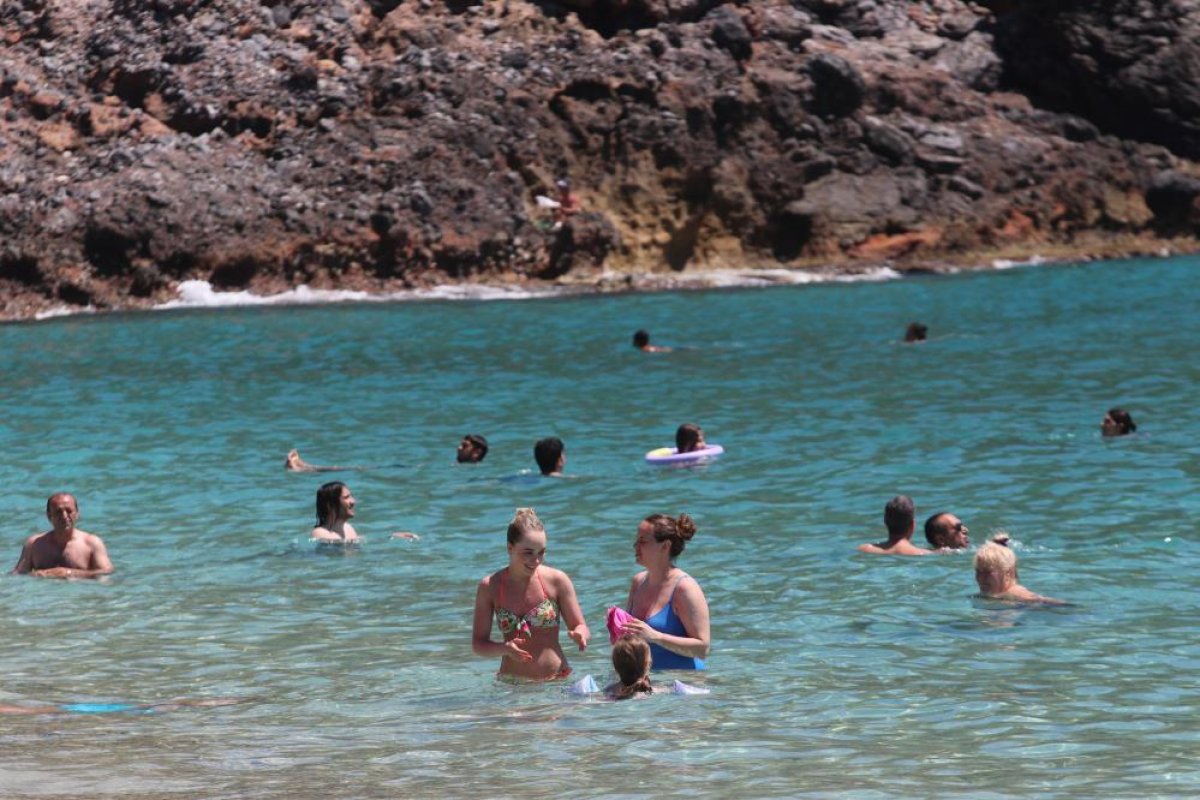 Alanya da yerli ve yabancı turistler plajlara akın etti  #9