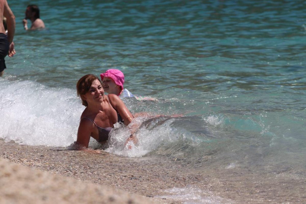 Alanya da yerli ve yabancı turistler plajlara akın etti  #6